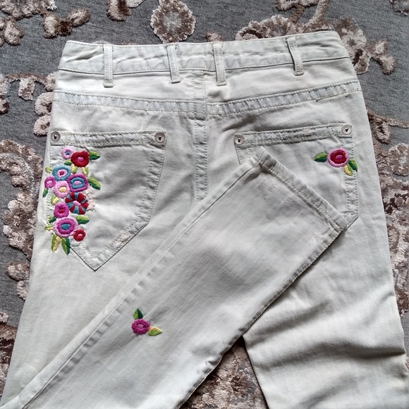White Washed Jeans with Flowered Embroidery - Picture 3 of 4